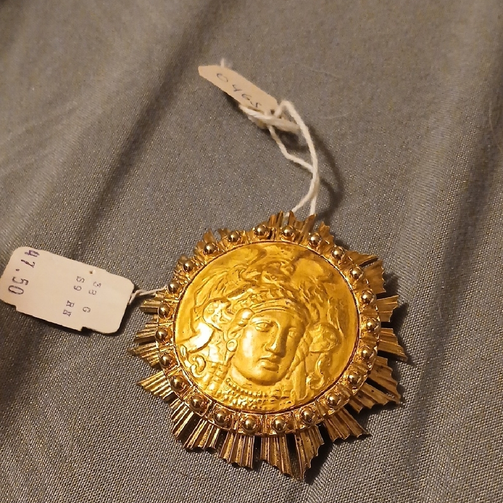 Gold Sunburst Medallion Brooch - Picture 3 of 3